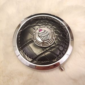 ✨4/$20✨ NWOT Purse Mirror w/ 18mm Cupcake Snap